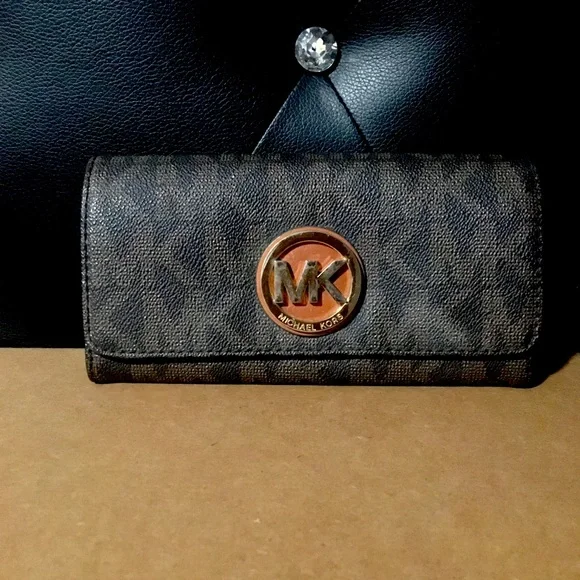 Cheap michael on sale kors fulton wallet